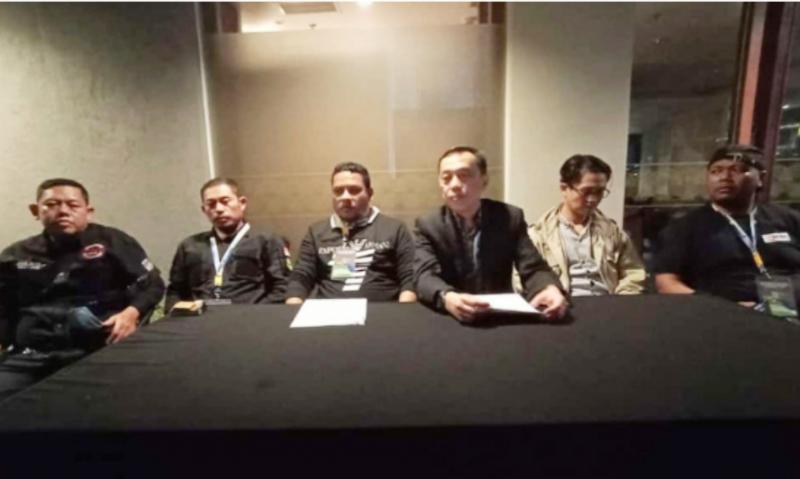 Errie Syauta (ketiga dari kanan) bersama timses saat preskon terkait dugaan money politic yang terjadi di arena Musprov IMI Jabar 2021