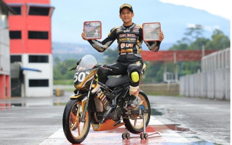 Rafid Topan saat memenangi kejuaraan balap motor bebek Piala Presiden 2021 di Sentul International Circuit, 11 Desember 2021. (foto : motret balap)