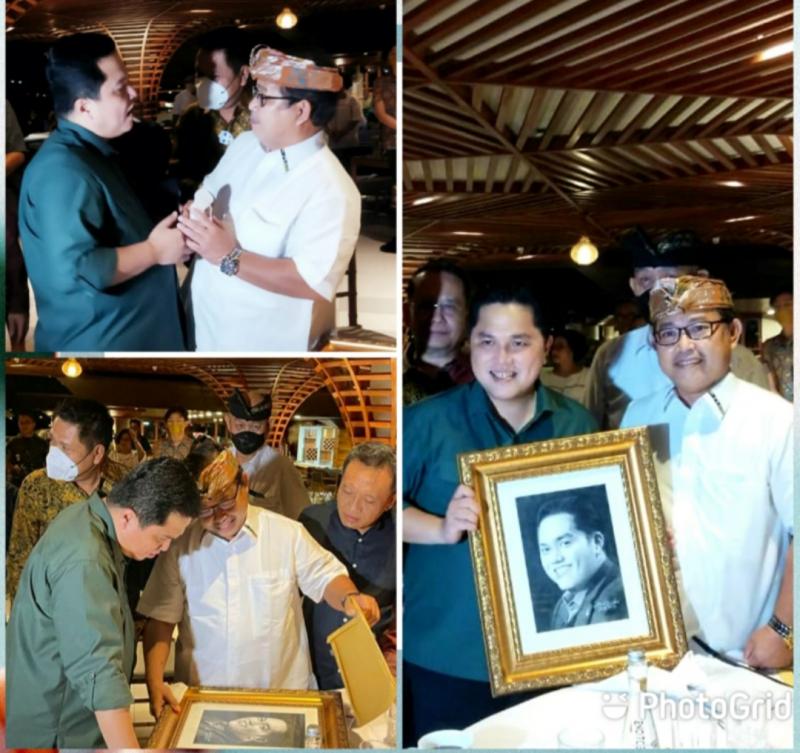 Wajah berbinar merasa surprise Menteri BUMN Erick Thohir mendapat cendera mata lukisan wajah dari dokter Bagus Darmayasa di Bali malam ini