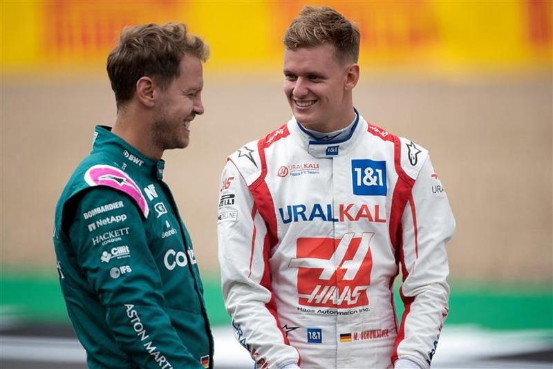 Sebastian Vettel (Aston Martin) dan Mick Schumacher (Haas), tantang Mika Hakkinen dan Valtteri Bottas di ROC 2022. (Foto: formula1news)