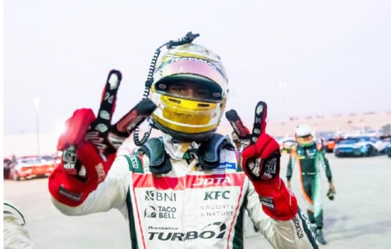 Ekspresi Sean Gelael setelah berhasil pecah telor dengan menjuarai kejuaraan balap ketahanan Asian Le Mans di sirkuit Yas Marina, Abu Dhabi, Uni Emirat Arab