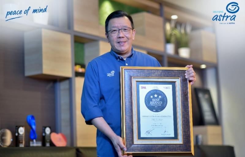 Gunawan Salim selaku Chief Marketing Officer – Retail Business Asuransi Astra menerima penghargaan Indonesia Best Brand Award 2021 secara virtual