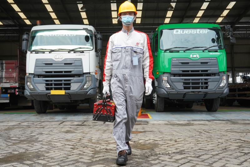 Seorang mekanik UD Trucks yang sebagai man power yang akan melayani berbagai kebutuhan perawatan truk