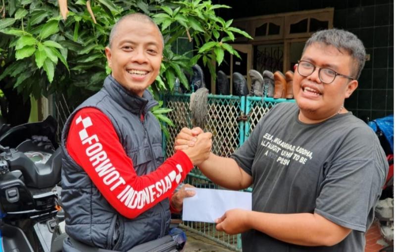 Indra Prabowo (kiri), pada giat memberikan sumbangan kepada rekan jurnalis yang rumahnya mengalami kebanjiran. 
