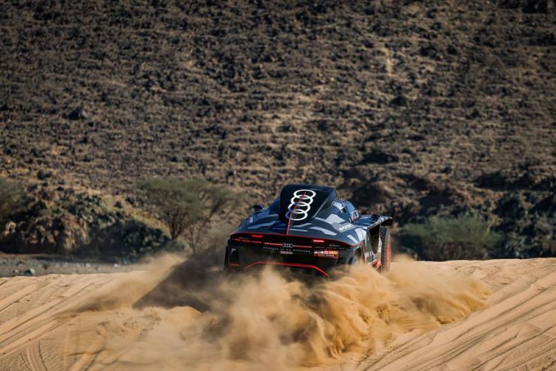 Carlos Sainz Sr debut dengan mobil listrik Audi di ajang Rally Dakar 2022 Arab Saudi. (Foto: dakar)