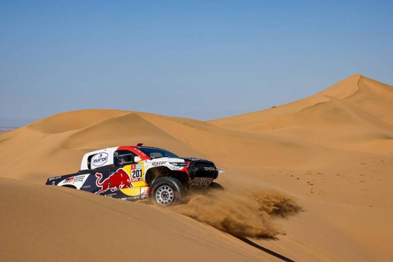 Nasser Al Attiyah (Qatar/Toyota Gazoo Racing) menembus perbukitan pasir dengan Toyota Hilux T1-nya. (Foto: dakar)