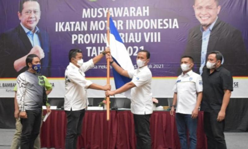 H Agung Nugroho SH (tengah) menerima pataka setelah kembali terpilih sebagai Ketua IMI Riau secara aklamasi