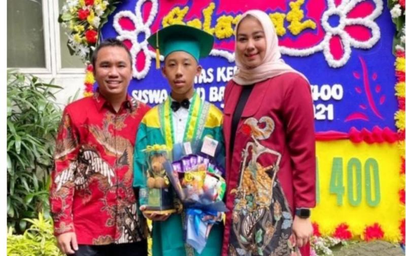 Pegokart international Aditya Wibowo didampingi kedua orang tuanya saat wisuda kelulusan SD Bakti Mulia 400 Pondok Indah, langsung diterima di SMP Al-Azhar Pusat