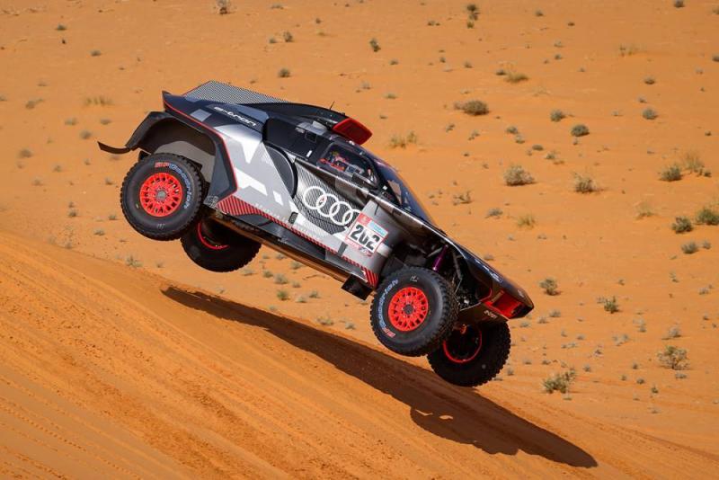 Carlos Sainz Sr (Spanyol) di atas Audi RS, meraih kemenangan pertama setelah 4 hari pertarungan Rally Dakar 2022. (Foto: dakar)