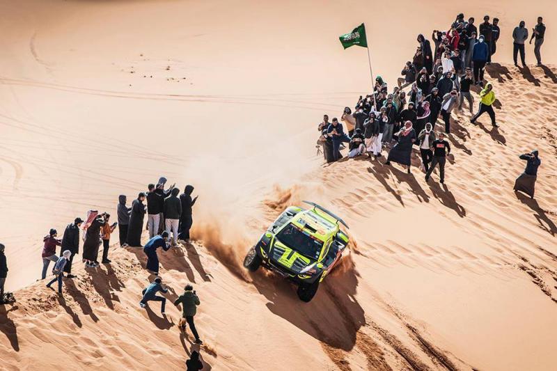 Gairah penonton Rally Dakar 2022 yang rela naik ke ketinggian bukit pasir di tengah teriknya matahari. (Foto: dakar)