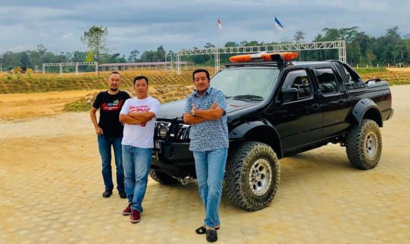 H Jimmy Syamsudin (depan) bersama Memen Harianto dan Rim Rim, dengan latar belakang Swarnadwipa Nusantara Circuit Muara Bungo, Jambi