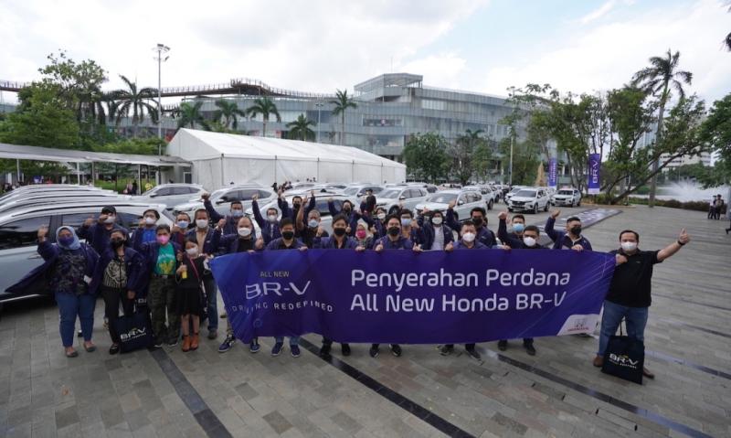 Penyerahan perdana All New BR-V kepada 55 perwakilan konsumen di Senayan Park Jakarta