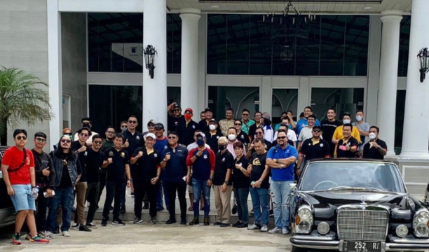 Member komunitas Mercedes-Benz foto bersama usai Ikuti acara Bincang Santai Para Tokoh Rangkaian Road To The Celebration of Declaration MB ML Club Indonesia di Jakarta hari ini