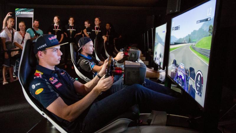 Max Verstappen (Belanda/Red Bull) di salah satu event sim racing tahun lalu. (Foto: autobahn)