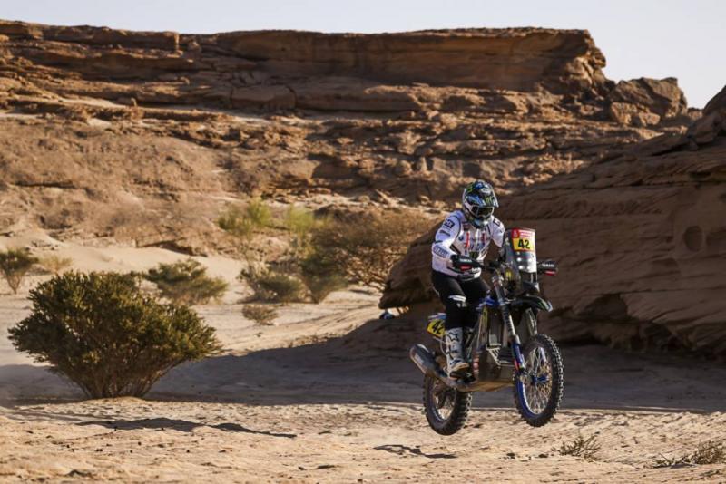Adrien Van Beveren (Prancis) berjuang sendiri di atas Yamaha pada Rally Dakar 2022 di Arab Saudi. (Foto: dakar)