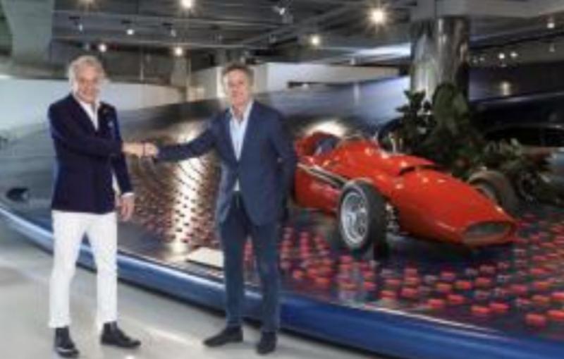 Dua petinggi Maserati dengan mobil balap ikonik yang pernah terlibat dalam Formula E