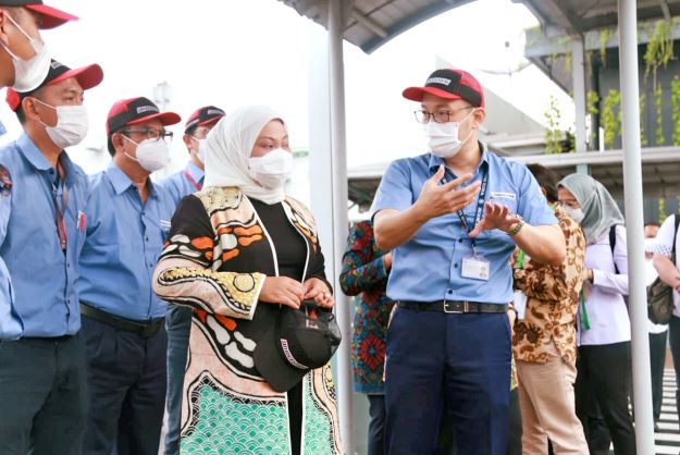 Menteri Tenaga Kerja RI, Ida Fauziyah saat berkunjung ke pabrik Ban Bridgestone Indonesia di Karawang, Jawa Barat