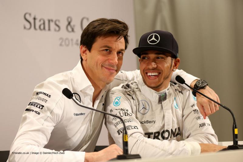 Toto Wolff dan Lewis Hamilton, masihkah bersama hingga bulan depan? (Foto: racefans)