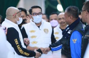 Ketika Ketua IMBI Aceh Iskandar Hadipriatna dijamu Ridwan Kamil di Kantor Gubernur Jawa Barat. (foto : chairil).