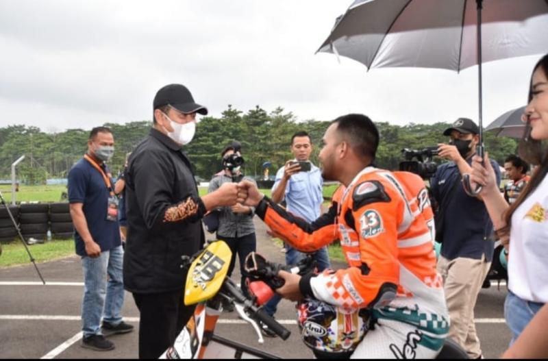 Bamsoet menyapa para pembalap jelang start The Brotos Vespa Race Championship Piala Ketua MPR RI di Sentul International Karting Circuit Bogor