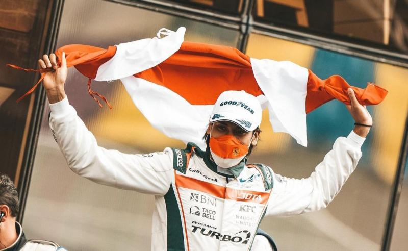 Sean Gelael mengibarkan bendera Merah Putih saat naik podium sebagai juara 2 Le Mans 24 Hours 2021, diharapkan bisa berulang di home race sirkuit Mandalika