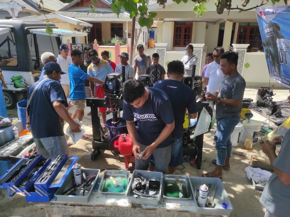 Tim Suzuki melakukan servis untuk mesin-mesin kapal konsumennya di Manado, Sulawesi Utara
