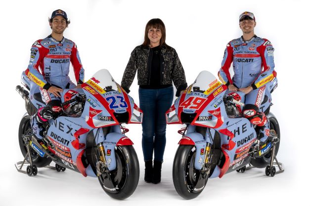 Tampak Nadia Padovani Gresini dan kedua pembalap Gresini Racing dengan livery motor balap, ada logo Aspira loh