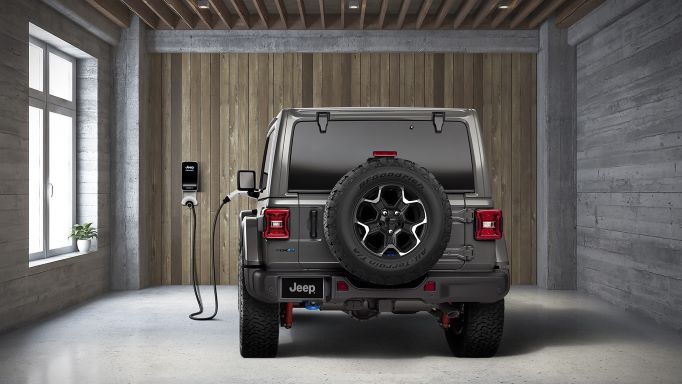 Sebuah mobil Jeep yang menggunakan pengecasan dinding yang lebih efisien di rumah