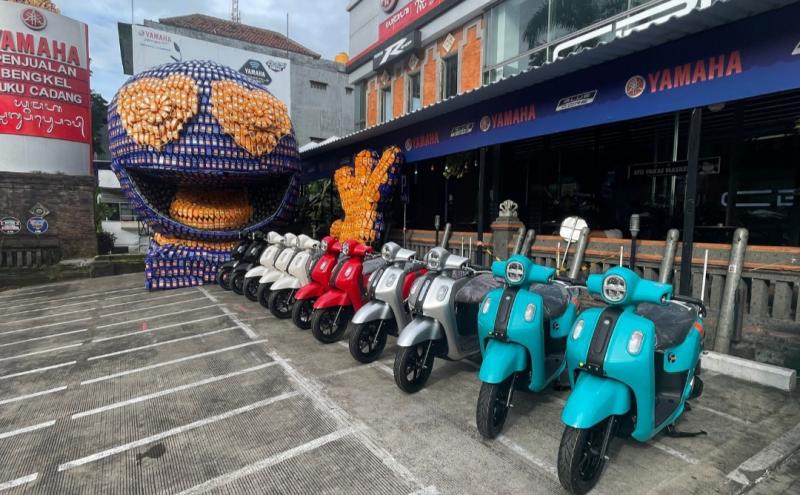 Deretan Yamaha Fazzio dan botol oli penuhi parkiran Yamaha Flagshipshop Bali di Denpasar