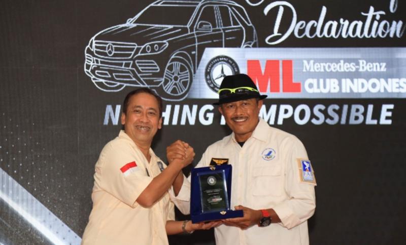 Presiden Mercedes-Benz ML Club Indonesia Hugy Prayogi memberikan cendera mata kepada tokoh otomotif Komjen (P) Nanan Soekarna 
