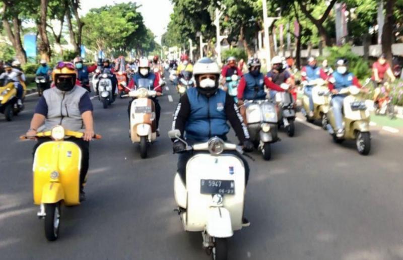 Komunitas Vespa Benz Owners (VBO) saat melakukan rolling thunder dalam perayaan ulang tahun pertamanya di Jakarta