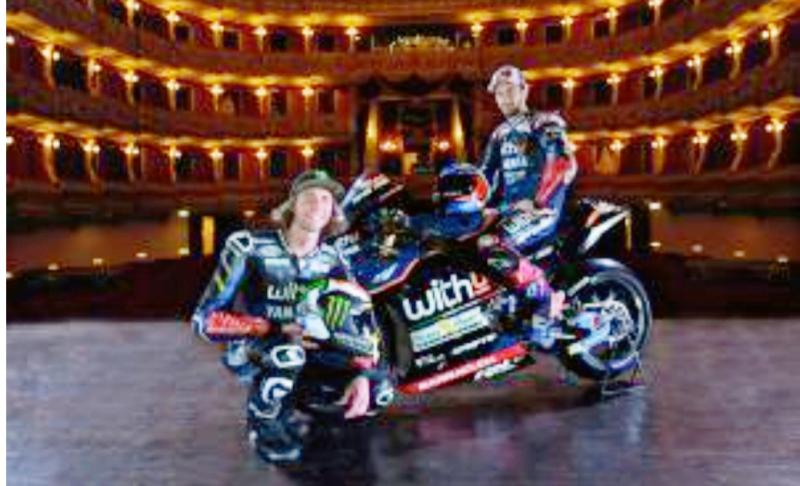 Duet pembalap tim WithU RNF Yamaha, Andrea Dovizioso dan Darryn Binder saat launching tim di gedung opera Verona, Italia. (Foto: therace)