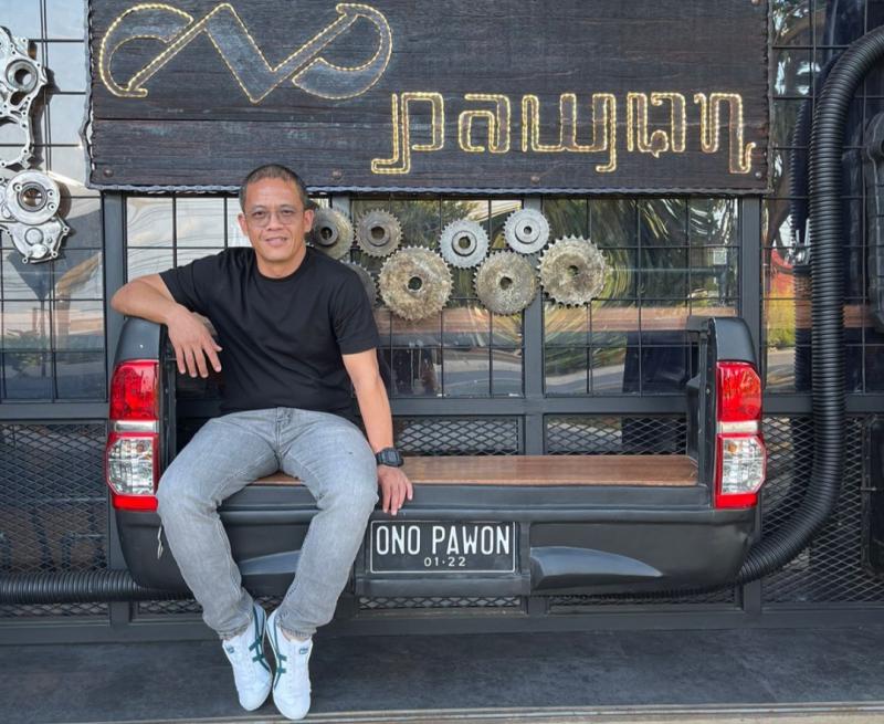 Mas Hari di cafe dan resto Ono Pawon yang bernuansa otomotif miliknya di Batulicin, Tanah Bumbu, Kalimantan Selatan