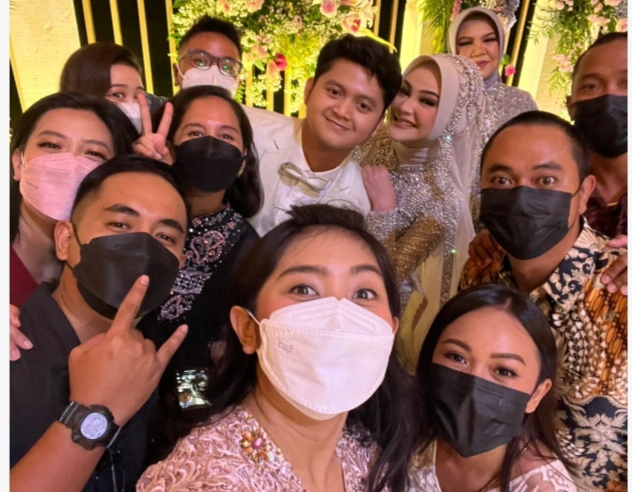Para skuad Toyota Team Indonesia berfoto selfie bersama Herdiko Setya Putra dan Tesya Pricillia Meyer pada resepsi pernikahan di Royal Tulip Gunung Geulis, Bogor
