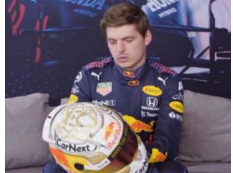 Max Verstappen akan tampil dengan helm baru nuansa emas baru ke musim F1 2022. (Foto: ist)