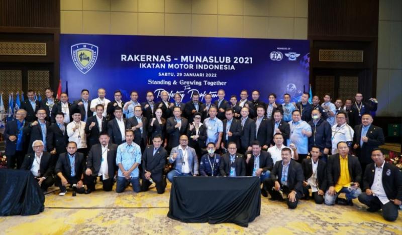 Bamsoet bersama Pengurus IMI Pusat dan Pengurus IMI Provinsi pada Rakernas IMI 2022 di Hotel Sultan Jakarta hari ini