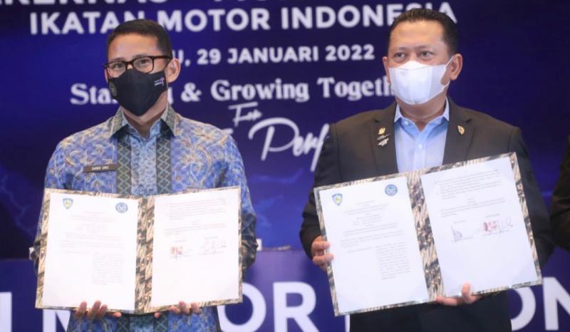 Bamsoet dan Sandiaga Uno usai tanda tangani MOU Pengembangan Pariwisata dan Ekonomi Kreatif di olahraga otomotif dan mobilitas