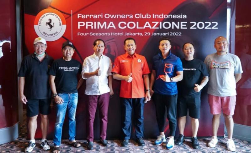 Bamsoer (baju merah) bersama Presiden Ferrari Owners Club Indonesia Stanley Atmaja dan pengurus lainnya di Jakarta hari ini