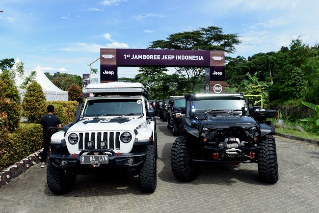 Deretan mobil Jeep dalam Jambore pertama Jeep Indonesia tahun 2022.