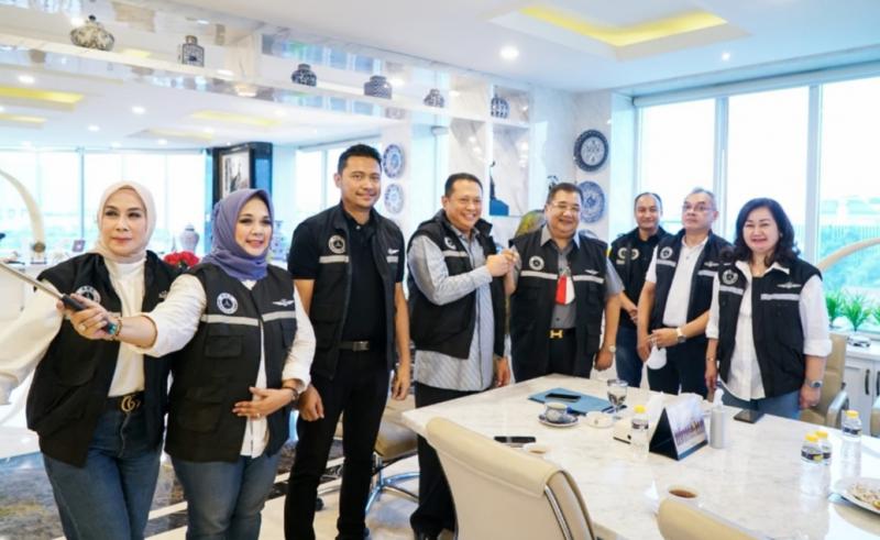 Bamsoet disambangi pengurus Garuda Mercedes Benz Community dan diangkat menjadi anggota kehormatan di Jakarta hari ini.