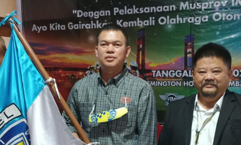 Alpian Maskoni menerima pataka IMI dari ketua lama IMI Sumatra Selatan, Augie Bunyamin. (foto : ist)