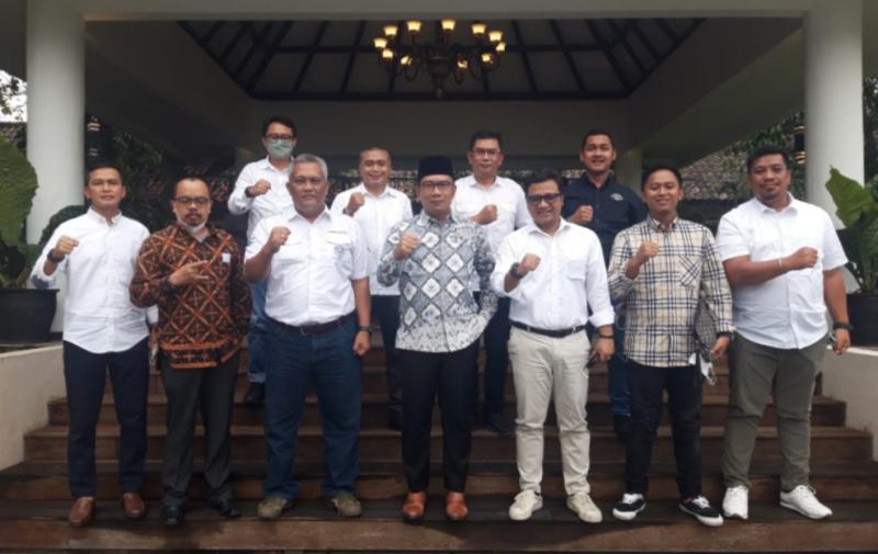 Gubernur Ridwan Kamil (tengah, berkopiah), bersama pengurus IMI Jawa Barat 2021-2025 di bawah pimpinan Daniel Muttaqien Syaifudin.