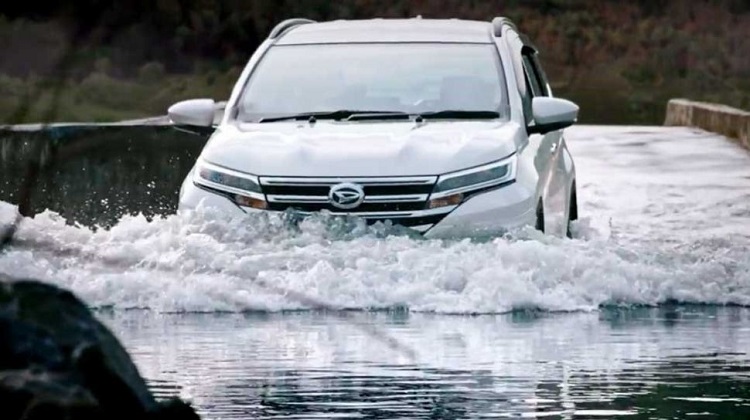 Mobil yang menerabas genangan air bisa menyebakan water hammer