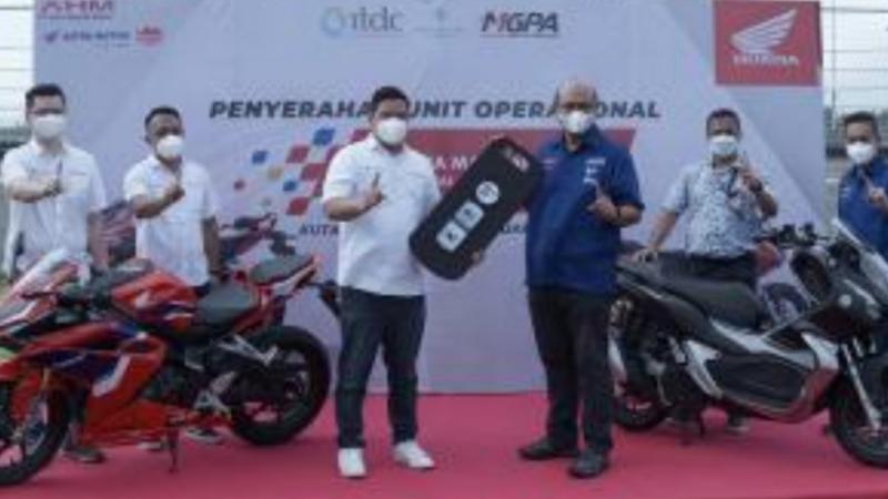 Penyerahan secara simbolis unit motor Honda ADV150 dan CBR250RR untuk kelancaran operasional MotoGP Mandalika