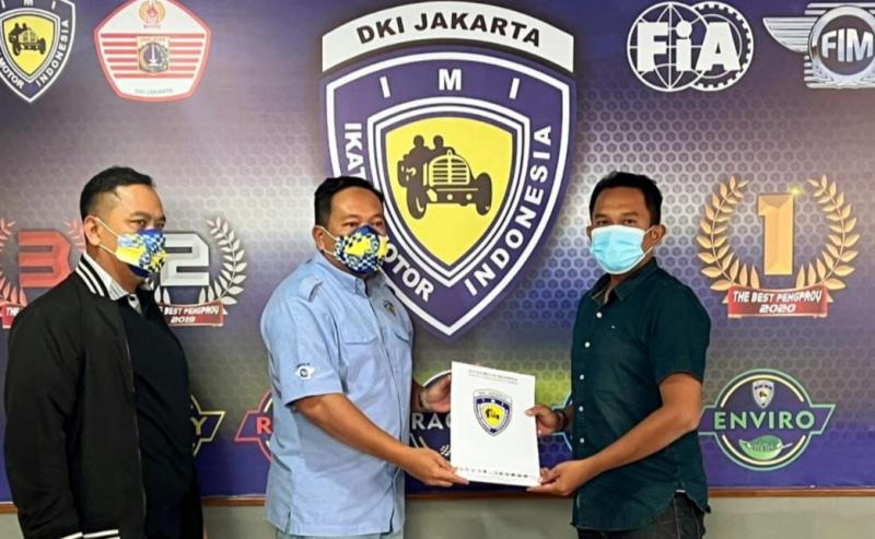 Sekum IMI DKI Dodi Irawan didampingi Supriono serahkan SK kepada Yanuardi sebagai Ketua Racing IMI DKI Jakarta
