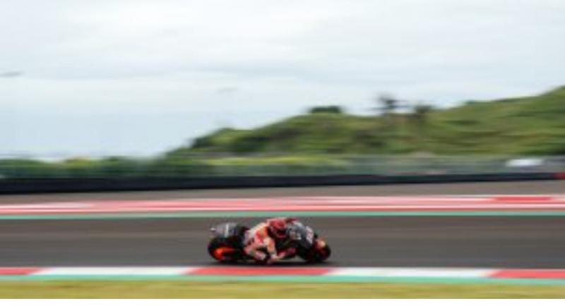 Marc Marquez (Spanyol), mulai menyatu dengan karakter motor Honda 2022-nya saat tes pramusim MotoGP hari kedua di sirkuit international Mandalika. (Foto: hondaracingcorporation)