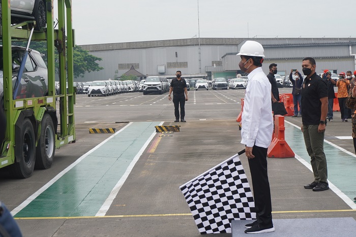 Presiden Joko Widodo melepas ekspor Toyota Fortuner ke Australia hari ini