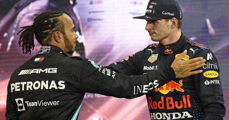Lewis Hamilton dan Max Verstappen usai balap kotroversial di Abu Dhabi 2021. (Foto: planetf1)