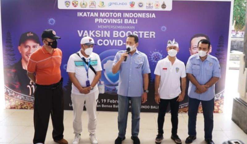 Bamsoet bersama Ketua IMI Bali Ajik Krisna dan Kesdam IX Udayana pada kegiatan vaksin Booster Covid-19 gratis IMI Bali bersama Kesdam IX Udayana di Denpasar hari ini