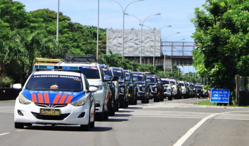 Rangkaian konvoi Pajero Sport Makassar bergerak menuju Kabupaten Majenne di Sulawesi Barat. (foto : johny)